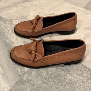 G.H. Bass Weejuns Venetian Bow Loafers Size 8.5